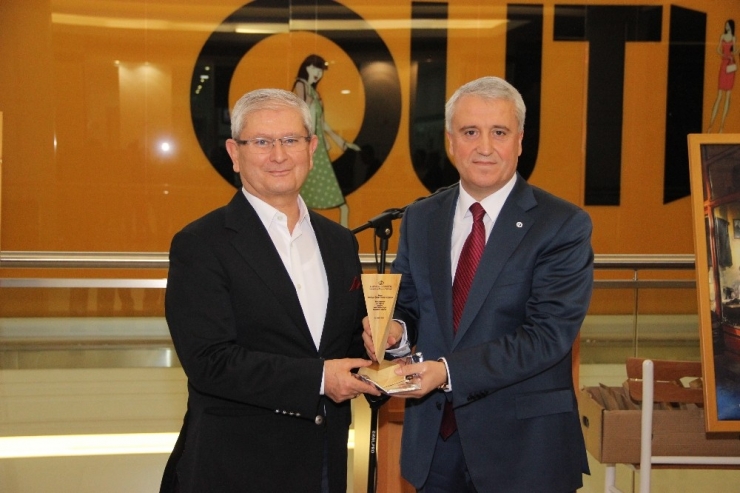 Mimarlık Ve Tasarım Fakültesi Öğrencilerinin Tasarımları Neo Plus’da Vatandaşla Buluştu