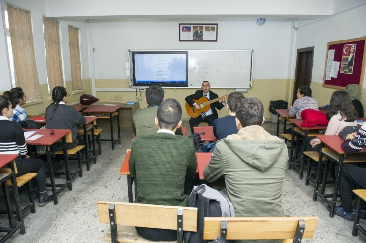 Görme Engelli Öğretmen Müzik İle Hayata Bağlandı