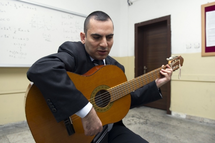 Görme Engelli Öğretmen Müzik İle Hayata Bağlandı