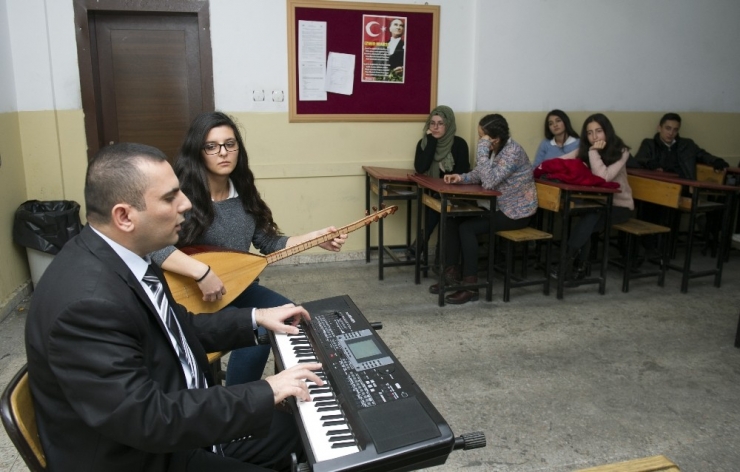 Görme Engelli Öğretmen Müzik İle Hayata Bağlandı