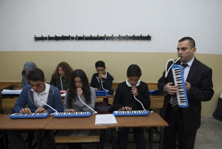 Görme Engelli Öğretmen Müzik İle Hayata Bağlandı