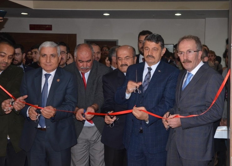 Bü Öğretim Görevlisinden Karikatür Sergisi