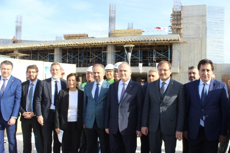 Bakan Özlü’den Uzay Merkezine Övgü