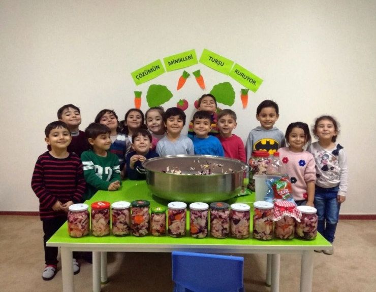 Anaokulu Öğrencileri Minik Elleri Turşu Kurdu