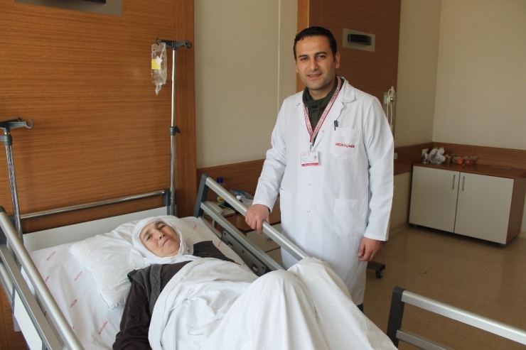 24 Torunlu Elmast Nine, Laparoskopik Cerrahi İle Sağlığına Kavuştu