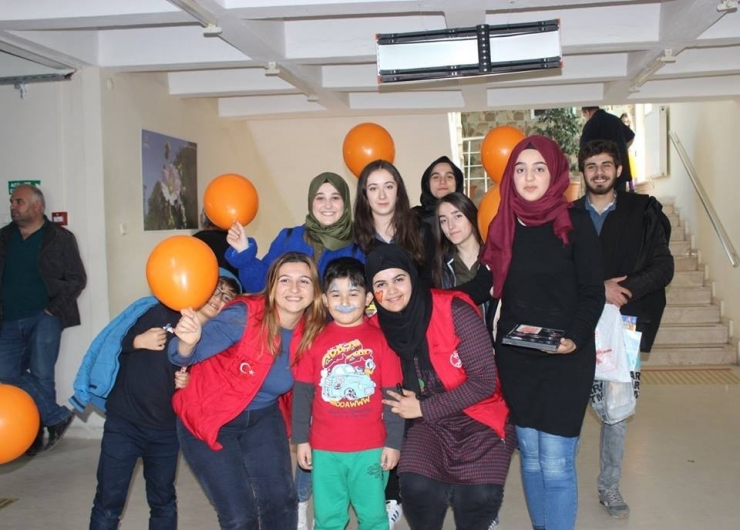 Gönüllü Gençlerden Çocuk Hastalara Moral Ziyareti