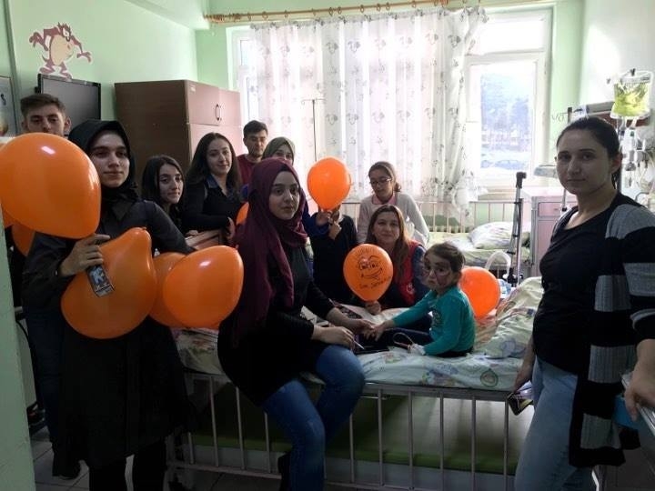 Gönüllü Gençlerden Çocuk Hastalara Moral Ziyareti