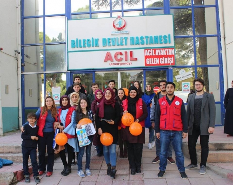 Gönüllü Gençlerden Çocuk Hastalara Moral Ziyareti