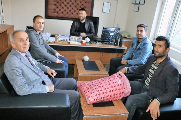 Hakkari Gençlik Ve Engelli Derneğinden Engellilere Gül Dağıtımı