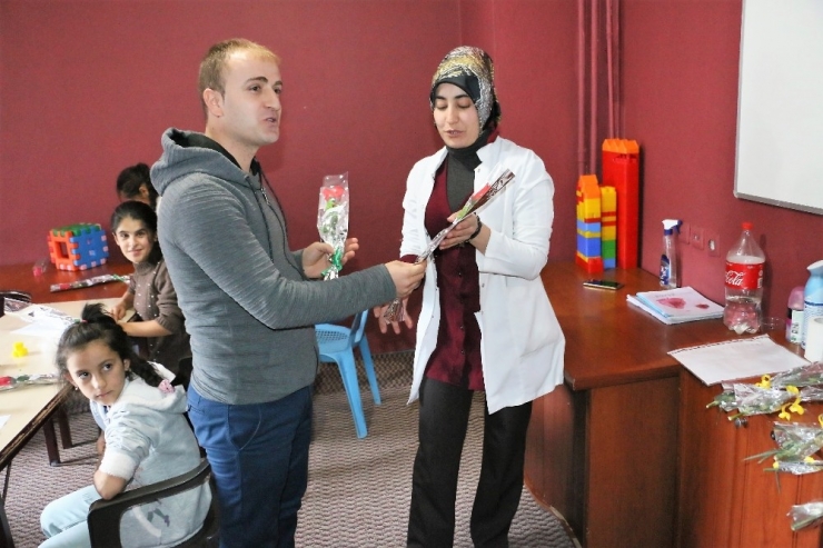 Hakkari Gençlik Ve Engelli Derneğinden Engellilere Gül Dağıtımı