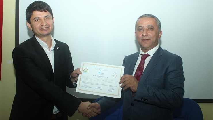 Kursiyerlerin Sertifika Sevinci