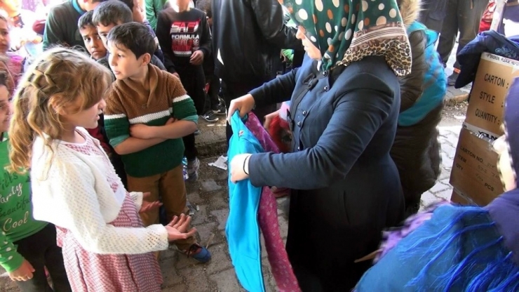 Kilis’te Suriyeli Yetim Çocuklara Mont Ve Ayakkabı Dağıtıldı