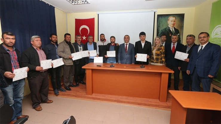 Kursiyerlerin Sertifika Sevinci