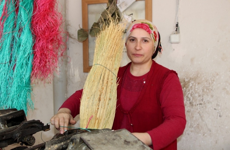 Karı-koca Ürettikleri Süpürgeleri Doğu İllerine Satıyor