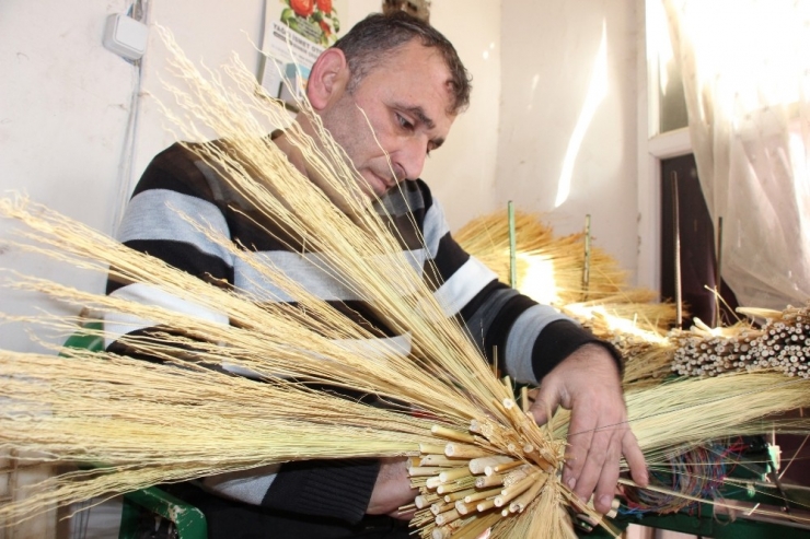 Karı-koca Ürettikleri Süpürgeleri Doğu İllerine Satıyor