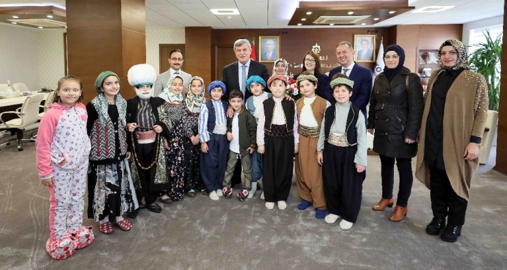 Başkan Karaosmanoğlu, Gebze Emlak Konutları İlkokulu Öğrencilerini Ağırladı