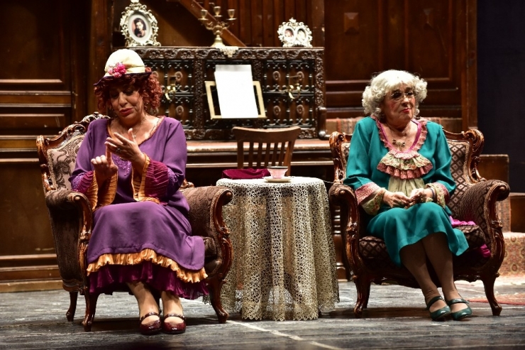 Usta Oyuncular ’’Ahududu’’ Oyunuyla Sahne Aldı