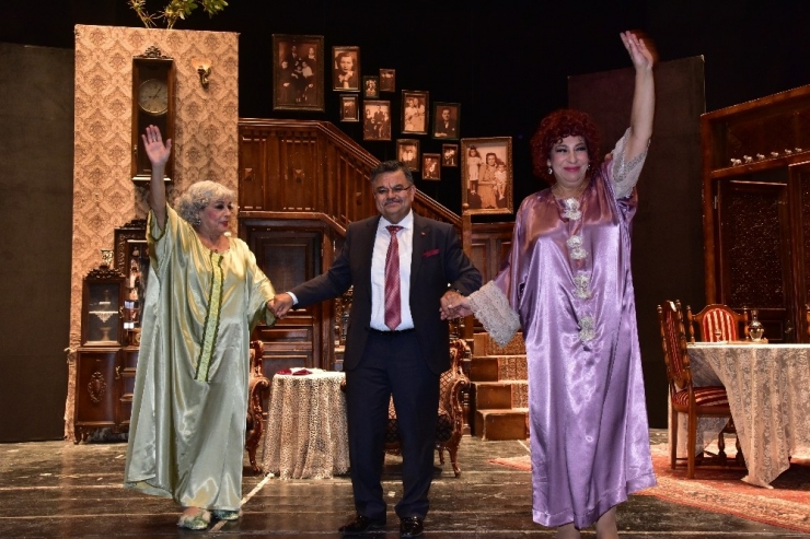 Usta Oyuncular ’’Ahududu’’ Oyunuyla Sahne Aldı