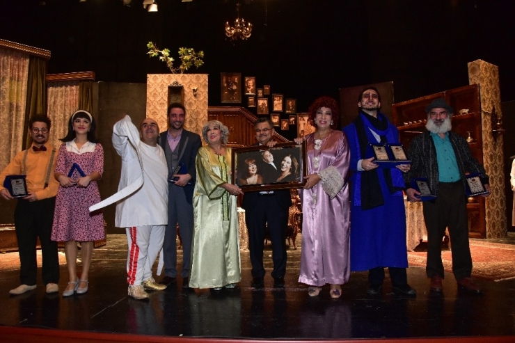 Usta Oyuncular ’’Ahududu’’ Oyunuyla Sahne Aldı