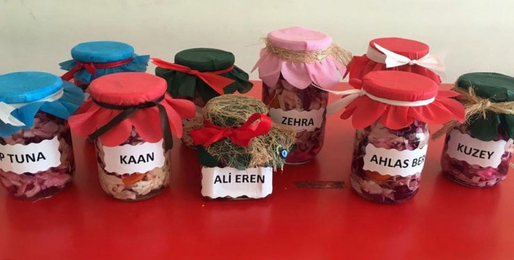 Anaokulu Öğrencileri Minik Elleri Turşu Kurdu
