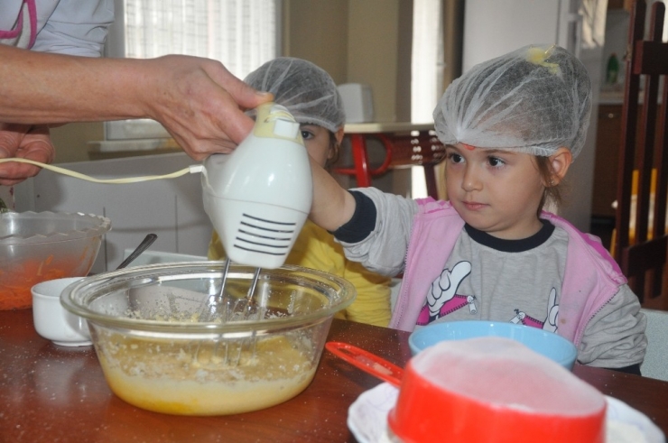 Minik Eller Engelliler İçin Kek Yaptı