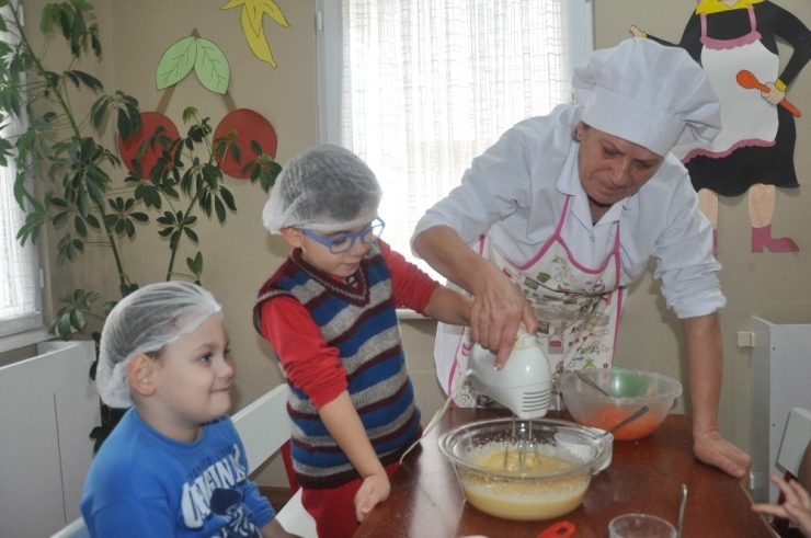 Minik Eller Engelliler İçin Kek Yaptı