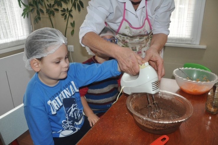 Minik Eller Engelliler İçin Kek Yaptı