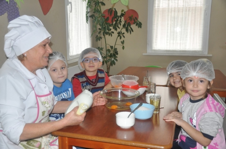 Minik Eller Engelliler İçin Kek Yaptı