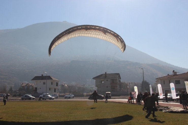 Paraşütle Uçarak Tohum Saçtılar