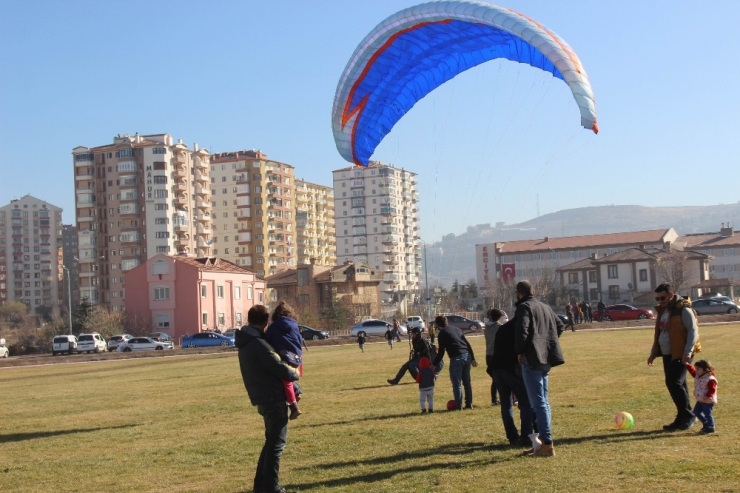 Paraşütle Uçarak Tohum Saçtılar