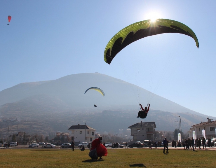 Paraşütle Uçarak Tohum Saçtılar
