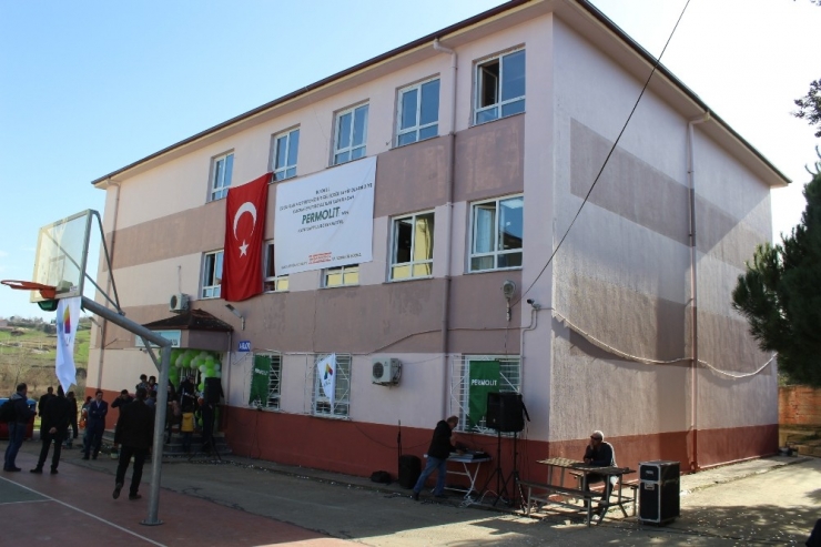 Köy Okulunu Gönüllü Olarak Boyadılar