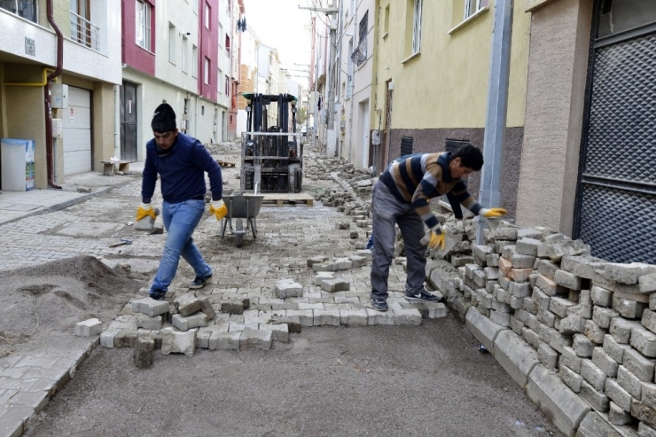Fen İşleri Mahallelerde Çalışmalarını Sürdürüyor