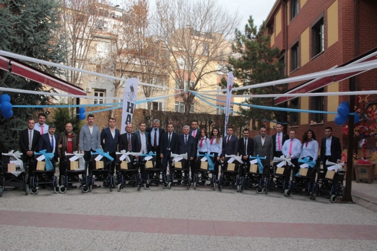 Engelli Vatandaşlara Akülü Ve Tekerlekli Sandalyeyi Hediye Edildi