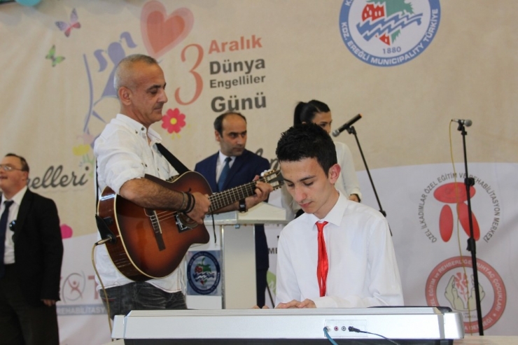 Engelli Öğrencilerin Gösterileri Büyük Alkış Aldı