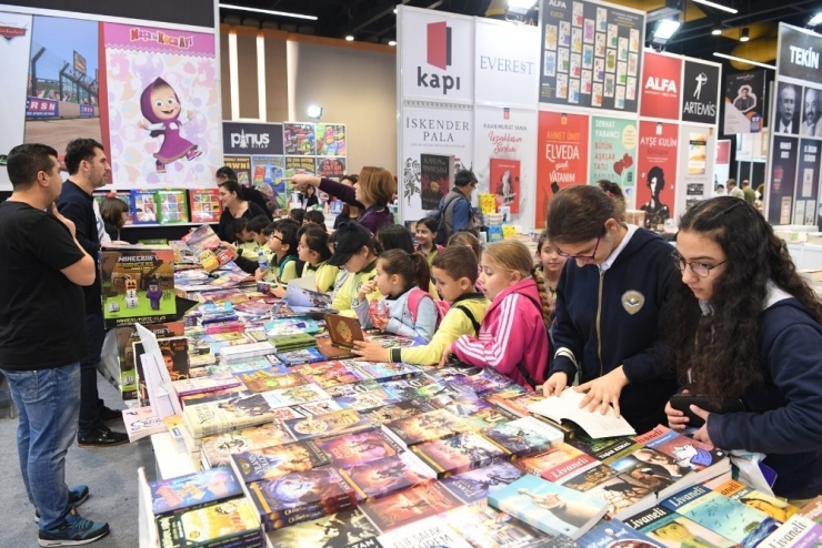 Antalya Konyaaltı Kitap Fuarını 303 Bin 600 Kişi Ziyaret Etti