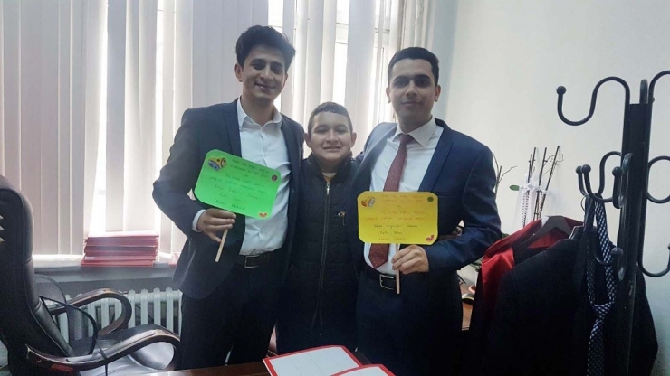 Özel Öğrenciler Protokole Pankart Hediye Etti