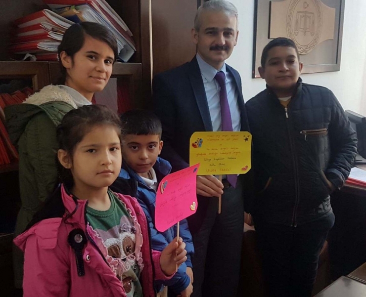 Özel Öğrenciler Protokole Pankart Hediye Etti