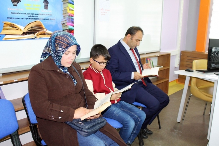Akdağmadeni’nde Öğrenci, Veli Ve Öğretmenler Birlikte Kitap Okuyor