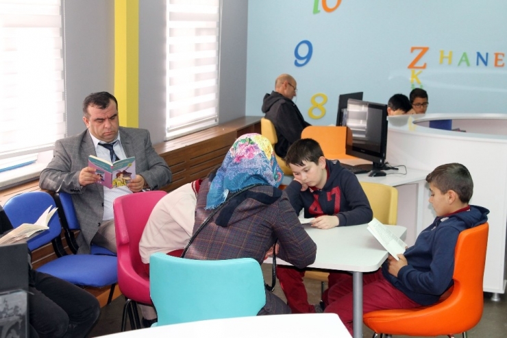Akdağmadeni’nde Öğrenci, Veli Ve Öğretmenler Birlikte Kitap Okuyor
