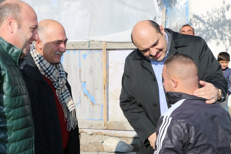 Başkan Orhan, 11 Nüfuslu Aileyi Ziyaret Etti