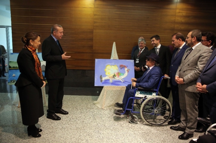 Cumhurbaşkanı Erdoğan, Görme Engelli Ressamın Sergisini Gezdi