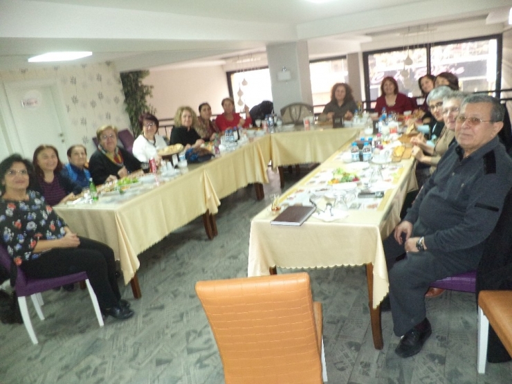 Emekli Vergi Dairesi Çalışanları Yemekte Buluştu