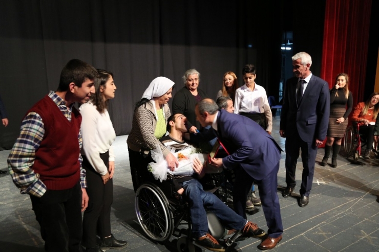 Vali Sonel Engellilerle Halay Çekerek Neşelerine Ortak Oldu