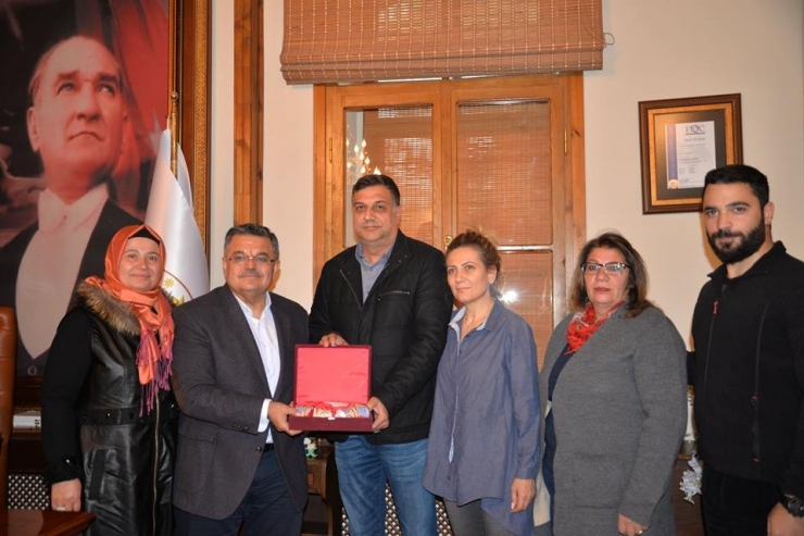 Güney Mesarya Halk Tiyatrosu Oyuncularından Başkan Yağcı’ya Ziyaret