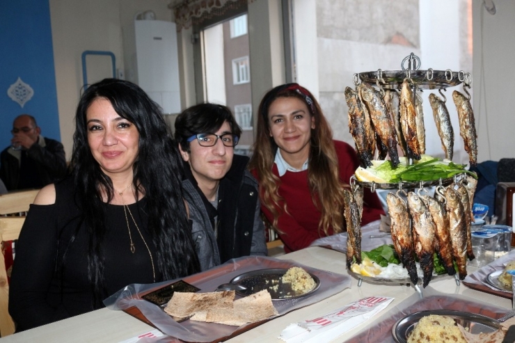 Kışın Van Usulü Tandırda Balık İlgi Görüyor