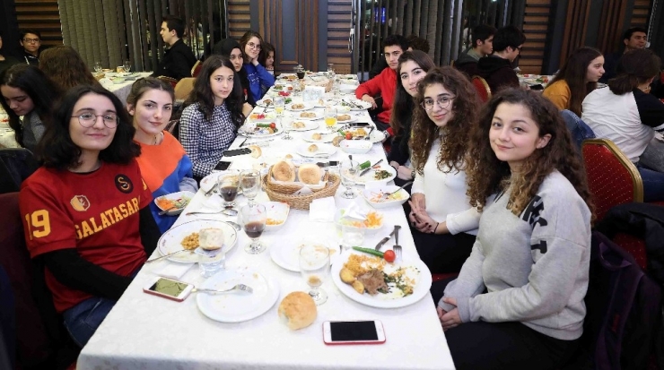 Karaosmanoğlu, Öğretmenler Ve Öğrencilerle Bir Araya Geldi