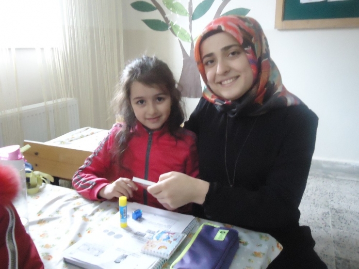 Kyk’lı Gençler Minik Kardeşlerine Bir Mont, Bir Bot Dağıttı