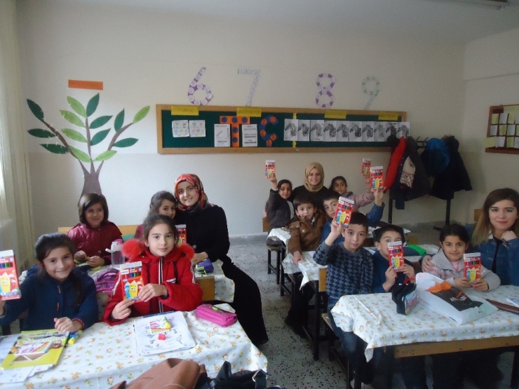 Kyk’lı Gençler Minik Kardeşlerine Bir Mont, Bir Bot Dağıttı