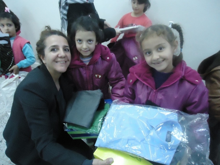 Kyk’lı Gençler Minik Kardeşlerine Bir Mont, Bir Bot Dağıttı